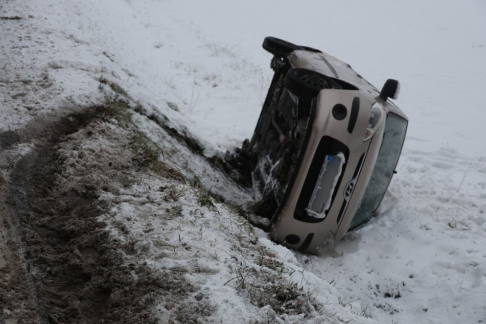 Der Hyundai landete auf der Seite.