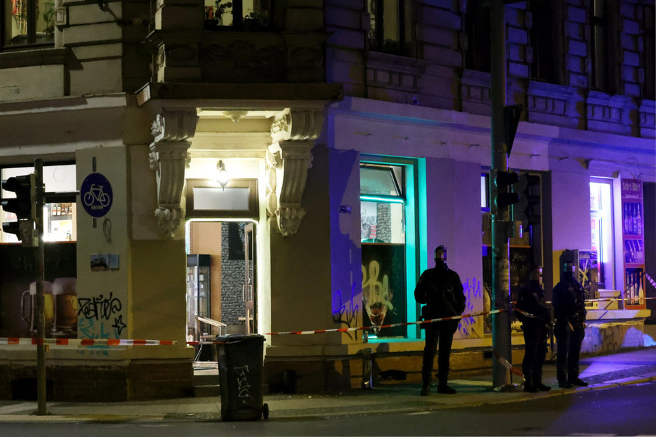 Die Polizei musste in der Nacht zu Sonntag in der Wurzner Straße anrücken, nachdem ein Barbetreiber überfallen, geschlagen und beraubt worden ist.
