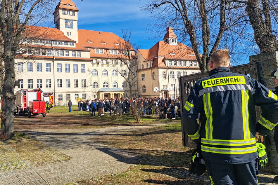 Dresden: Brand in der Schultoilette: Gymnasium muss geräumt werden