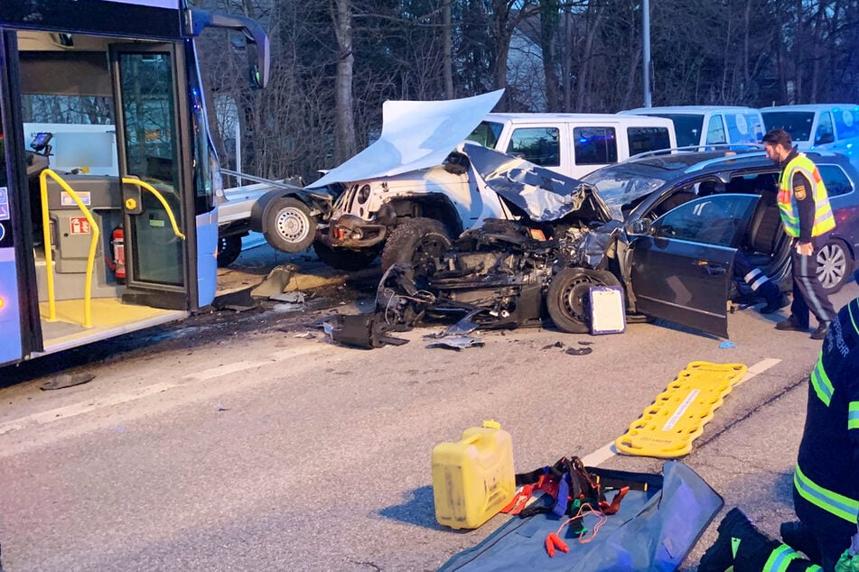 Heftiger Unfall in München! Bus kracht frontal in VW, Autofahrer schwer verletzt