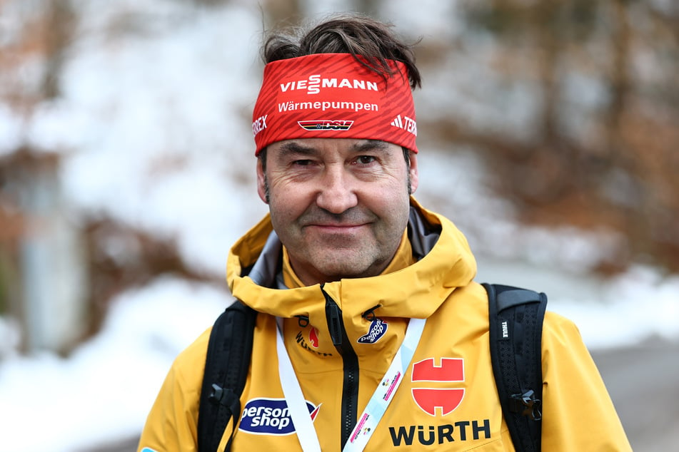 DSV-Sportdirektor Horst Hüttel (56) bezieht Stellung zur Trainerfrage bei den deutschen Skispringern.