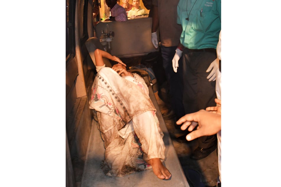Eine verletzte Frau liegt nach einer Massenpanik an einem Ort der Verehrung anlässlich des hinduistischen Durga-Puja-Festes in Kalkutta in einem Krankenwagen.