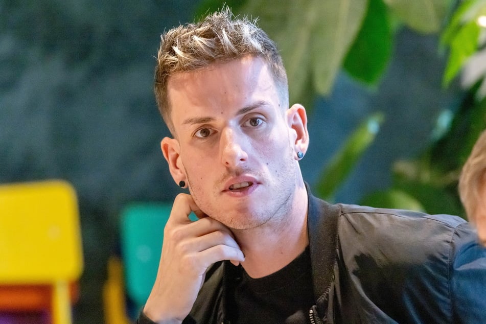 Steffen Biernath, Leiter des Diversitätsprogramms der KuHa, begrüßt das Aufhängen der Regenbogenfahne.