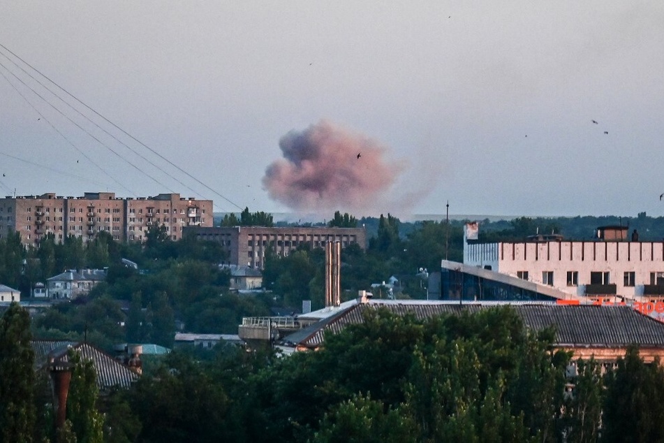 Rauchschwaden steigen über der ostukrainischen Stadt Donezk auf. Separatisten haben am Montag von heftigem Beschuss berichtet.