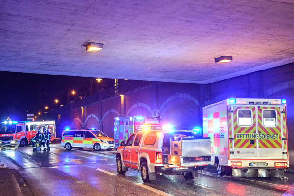 Zahlreiche Fahrzeuge von Feuerwehr und Rettungsdienst waren in Ahrensburg im Einsatz.