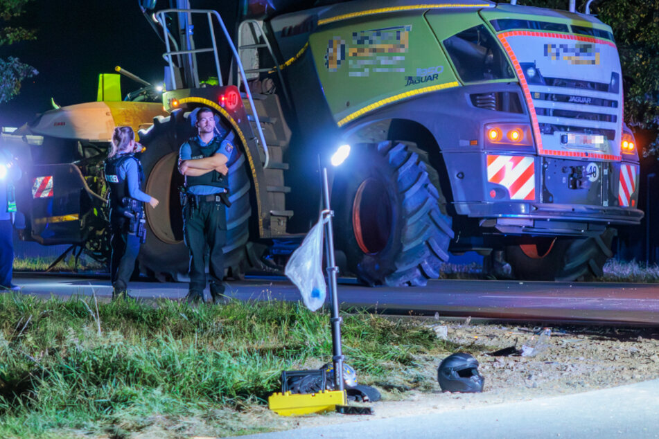 Biker kracht in Mähdrescher: 22-Jähriger stirbt, Mitfahrer (15) schwer verletzt