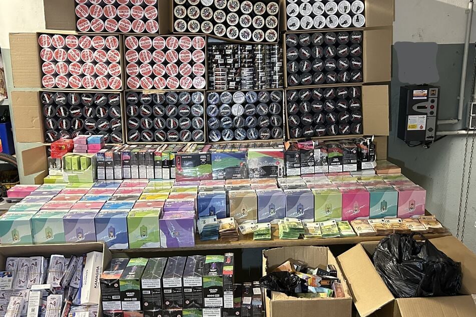 In dem Kiosk an der Worringer Straße fanden die Einsatzkräfte unter anderem illegale Tabakwaren im Wert von 100.000 Euro.
