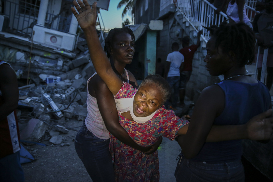 Oxiliene Morency weint vor Trauer, nachdem die Leiche ihrer siebenjährigen Tochter Esther Daniel aus den Trümmern ihres durch das Erdbeben zerstörten Hauses in Les Cayes, Haiti, geborgen wurde. Ein Erdbeben der Stärke 7,2 hat Haiti am Samstag erschüttert.