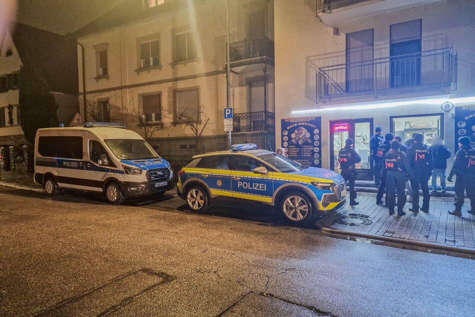 Bei einem versuchten Raubüberfall auf ein Juweliergeschäft in Sinsheim sind drei Menschen leicht verletzt worden.