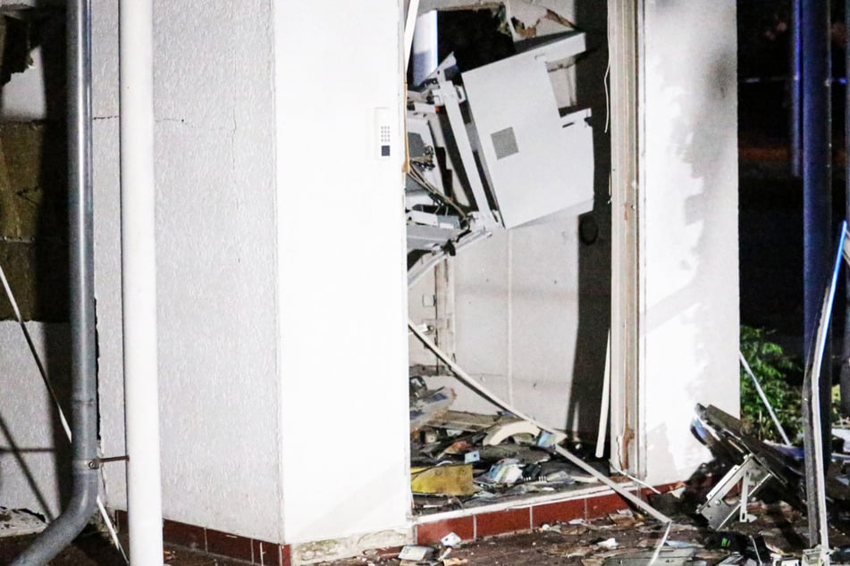 Das Foto zeigt einen zerstörten Geldautomaten in Riedstadt-Goddelau - die Täter flohen mit einem dunklen Kombi.