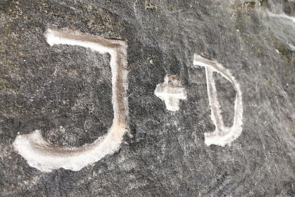 An 13 Orten wurden die riesigen Buchstaben in den Stein geschlagen.