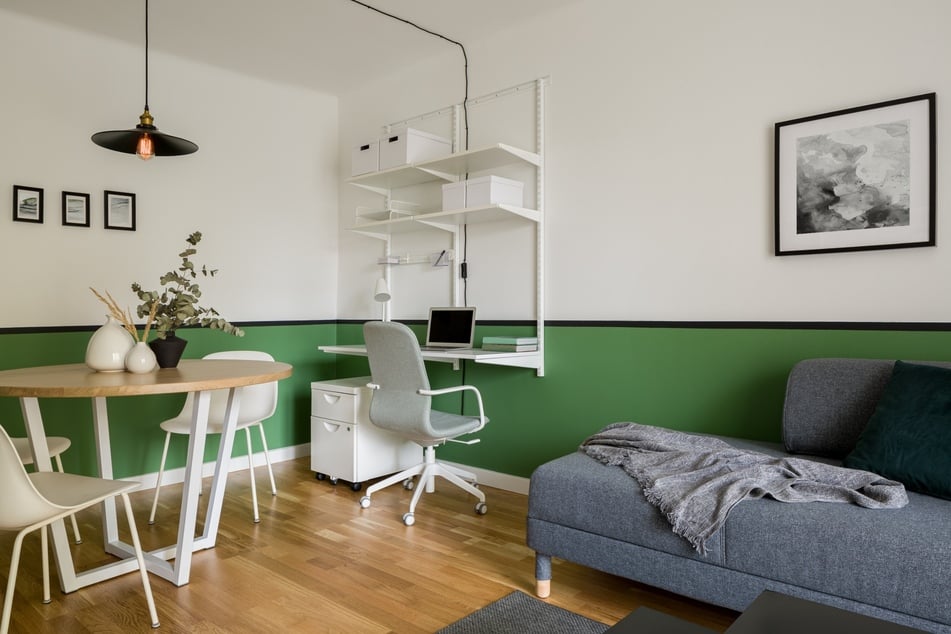 Offene, dünne Möbelstück wirken in kleinen Zimmern weniger erdrückend als sehr klobige.