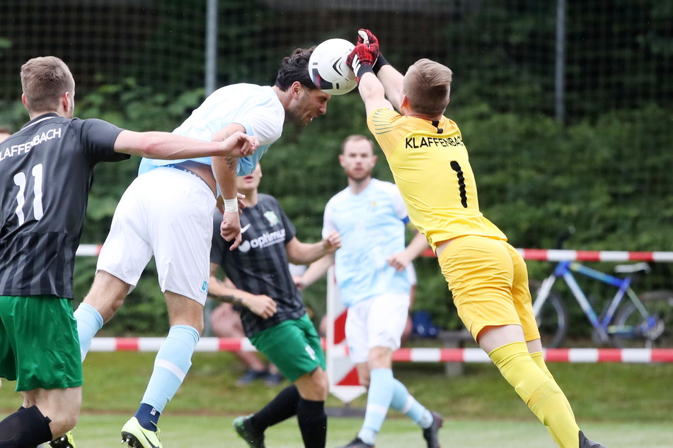 Andis Shala wird hier beim Kopfball von Klaffenbach-Keeper Max Tröger gestoppt.
