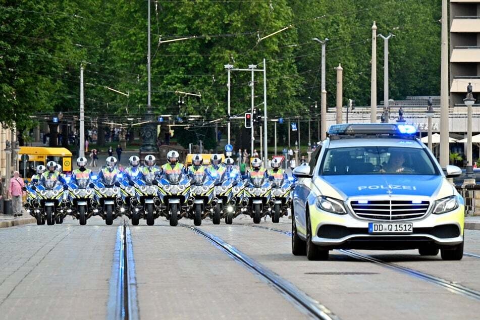 Die Motorradstaffel der Polizei übte am Dienstag ihre Eskorte auf der Augustusbrücke für den Besuch des französischen Staatspräsidenten Emmanuel Macron (45).