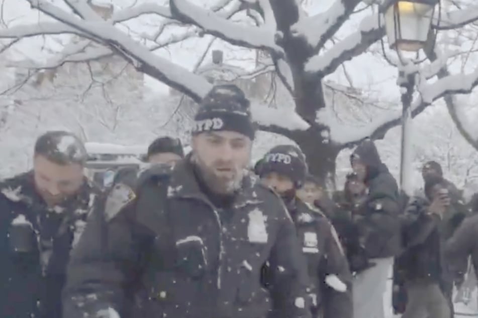 Der aufgebrachte Mob machte auch vor der Polizei keinen Halt.