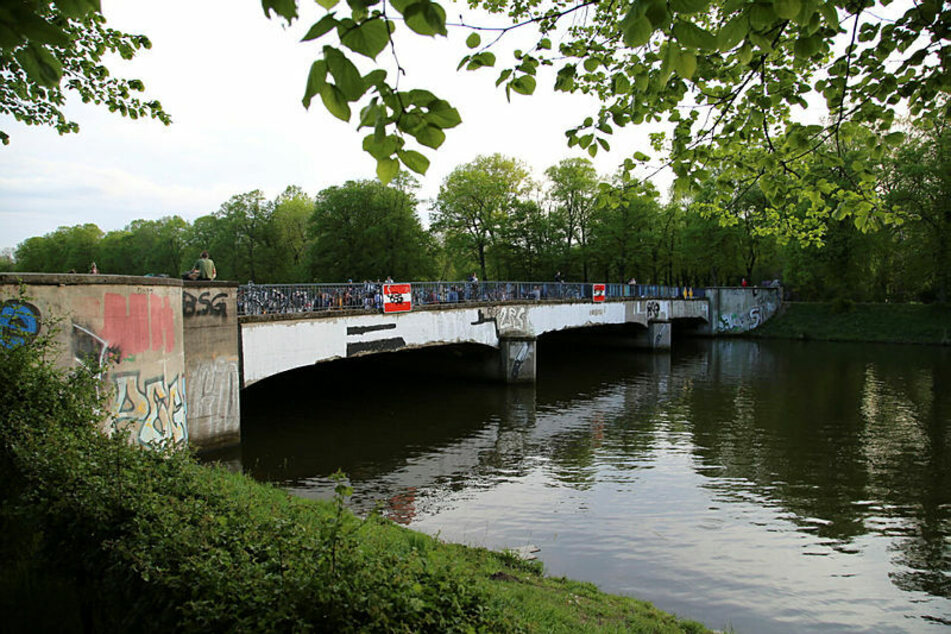 Für den morgigen Samstag ist eine Menschenkette auf der Sachsenbrücke geplant. (Archivbild)