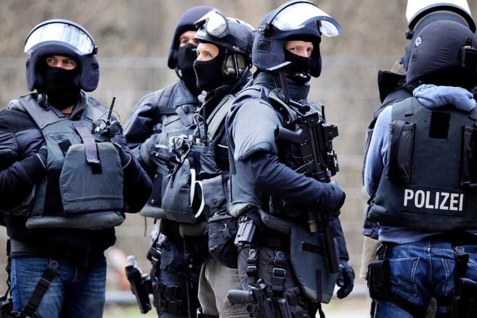Ein Spezialeinsatzkommando der Polizei hat in Kaufbeuren im Freistaat Bayern einen Mann aus einer Wohnung geholt. (Symbolbild)