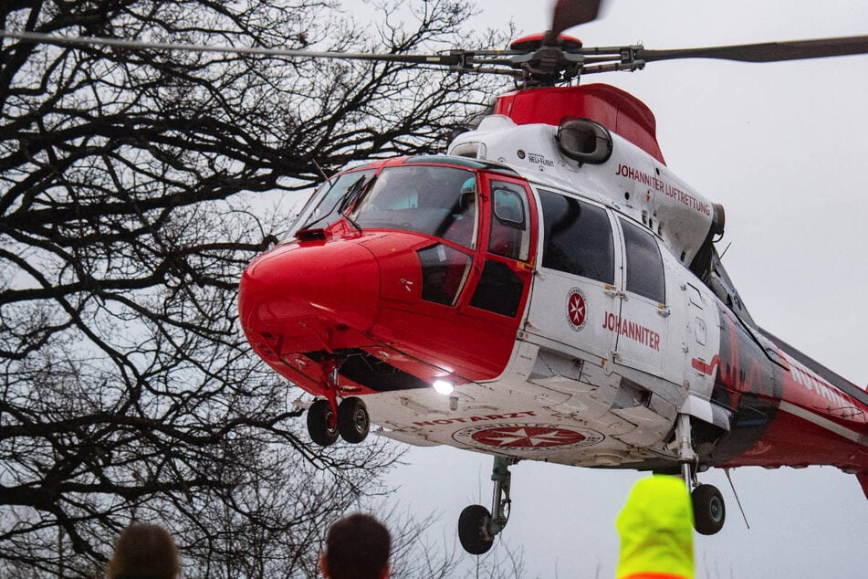 Schlimmer Unfall auf der Bundesstraße: Zwei Menschen tot, drei Schwerverletzte