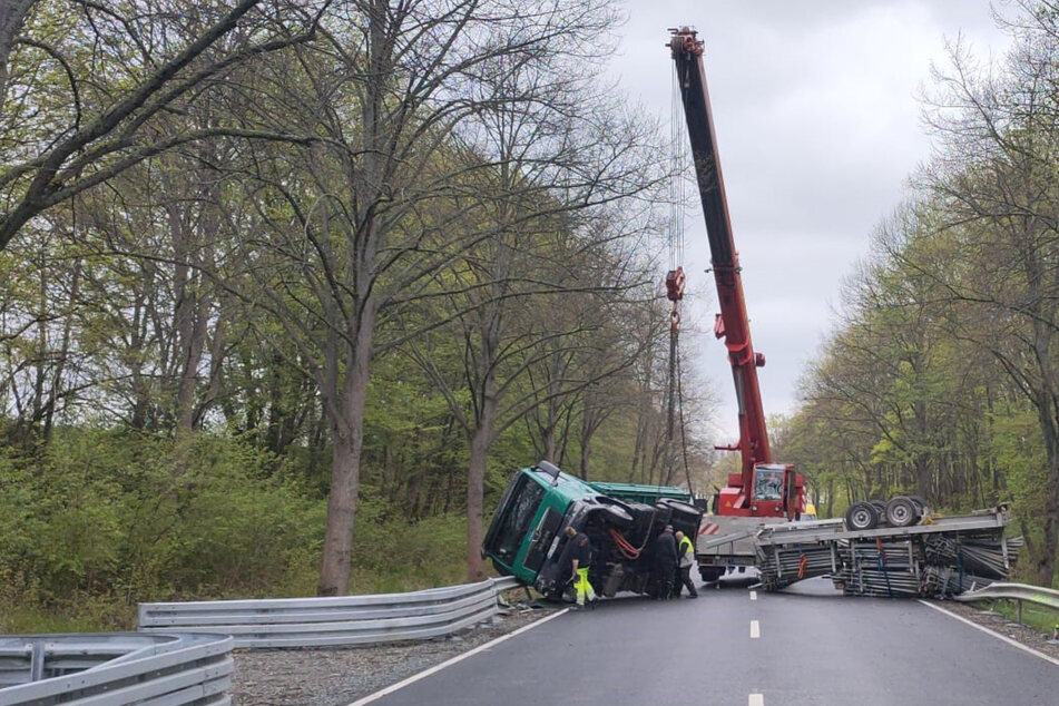 Lkw kippt um und verliert tonnenschwere Ladung: B6 bei Goslar stundenlang gesperrt