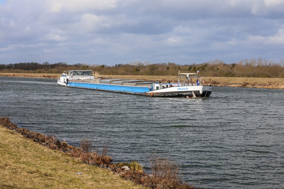 Ein Ersatz-Kapitän musste das Schiff aus der Schleuse herausfahren. (Symbolbild)