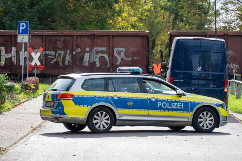 In Böhlen im Landkreis Leipzig ist am Mittwochvormittag ein Auto mit einem Güterzug kollidiert.