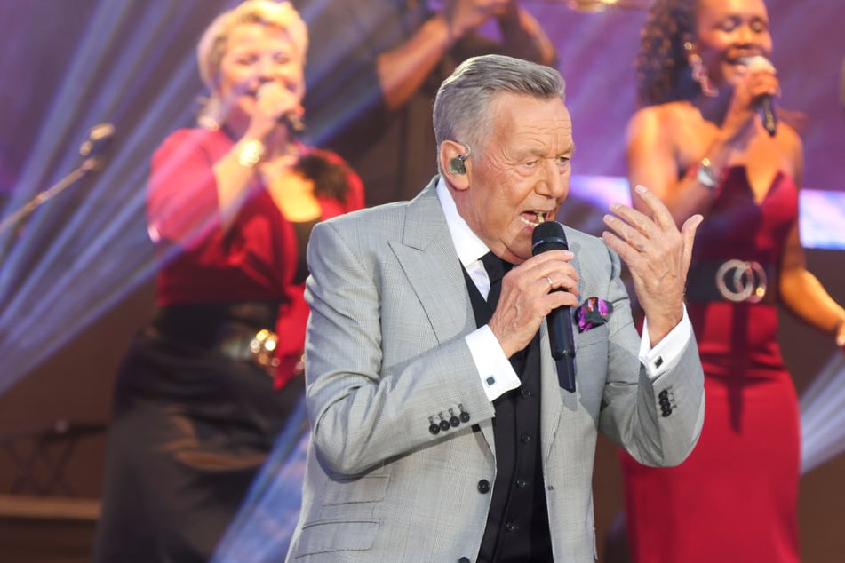 Roland Kaiser (73), mit einem Hauch von "Fast nichts an" ...