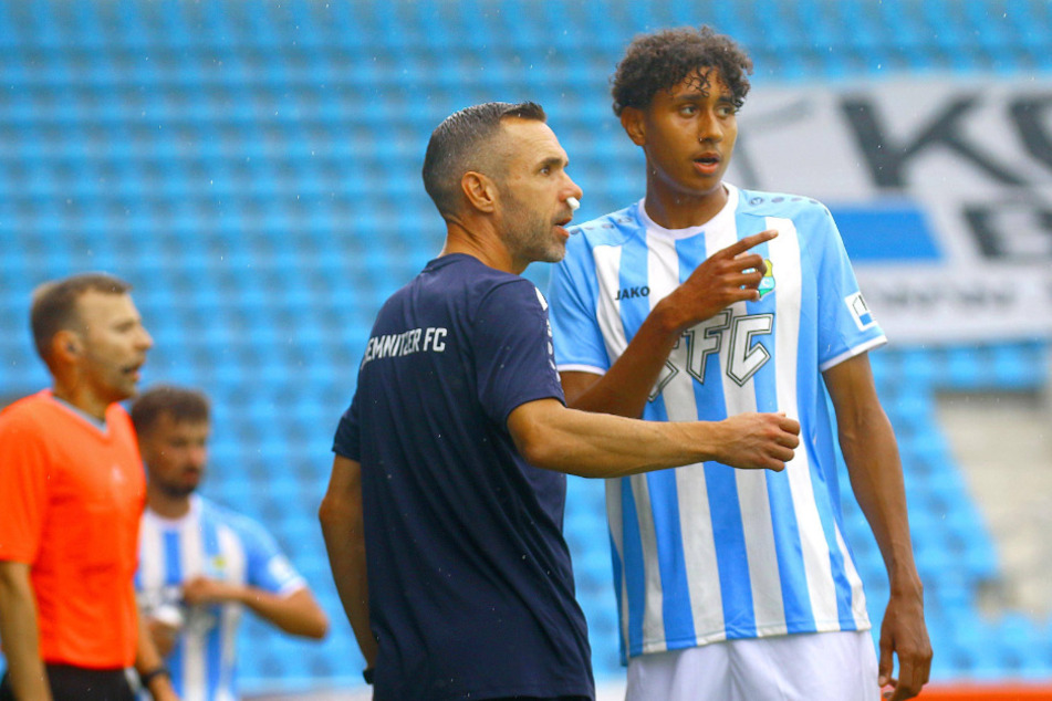 Ihn hätte CFC-Trainer Christian Tiffert (42, l.) gerne gehalten, doch Leon Ampadu (22) geht nach Mönchengladbach.