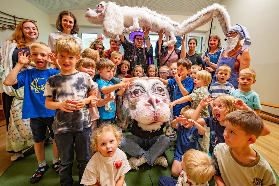 Zwei Glücksdrachen und viele Kinder - der Besuch von Fuchur und seinen Theatergefährten löste im Haus Sonnenschein Begeisterung aus.