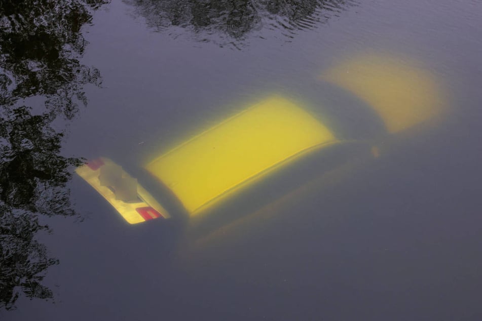 Das Auto ist mit geöffneter Heckklappe in dem Kanal gefunden worden.