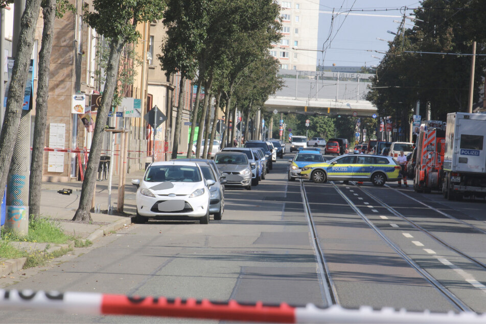 Die Mockauer Straße im Norden der Stadt musste kurzfristig für den Polizeieinsatz gesperrt werden. Gegen 11.20 Uhr konnten alle Maßnahmen wieder aufgehoben werden.
