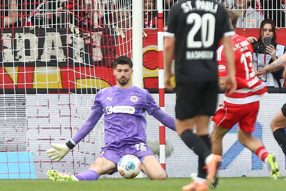 St.-Pauli-Keeper Nikola Vasilj (29, l) brachte sich mit einem Fehlpass selbst in Bedrängnis, parierte dann aber gegen Unions András Schäfer (26, r) stark.