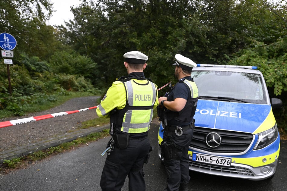 Die Polizei sucht nach dem Stadtfest-Anschlag in Solingen weiter nach einem Handy und einer Armbanduhr.