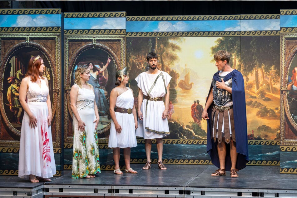 Proben für das Sommertheater-Stück "Die Sirenen des Odysseus" (v.l.): Lena Kuck, Jacky Ballon, Hannah Röth, Emilio Stadör und Oliver Walter.