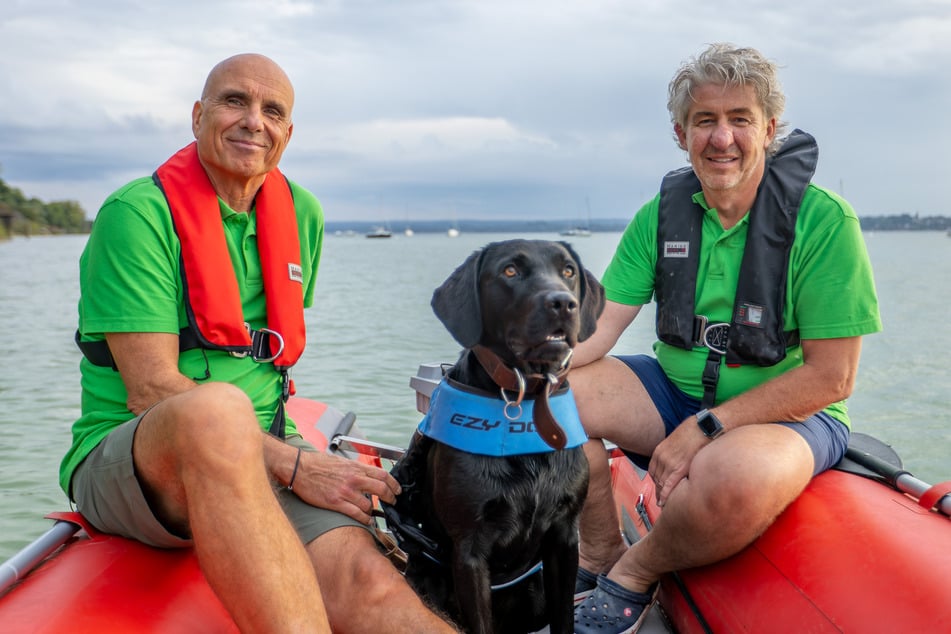Uwe Marr (l.) und Kai Einfeldt vom Verein "Technische Hundestaffel" fahren mit dem zweijährigen Aragon auf den Ammersee.