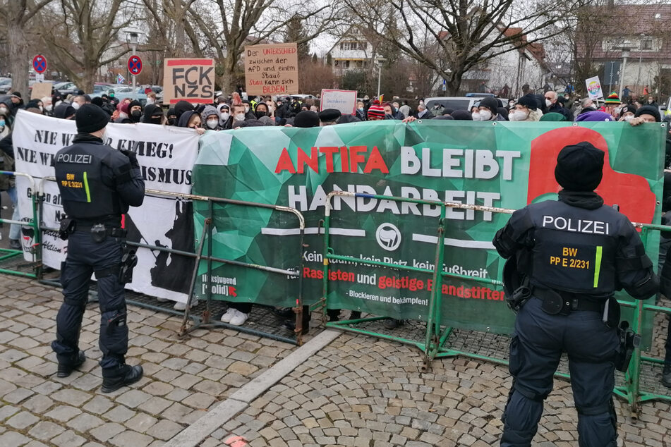 "Antifa bleibt Handarbeit", verkündeten linke Demonstranten.