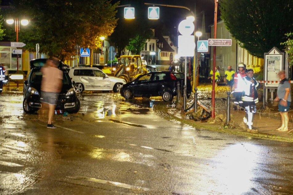 Die Feuerwehrleute mussten zu hunderten Einsätzen wegen der Starkregenniederschläge ausrücken.