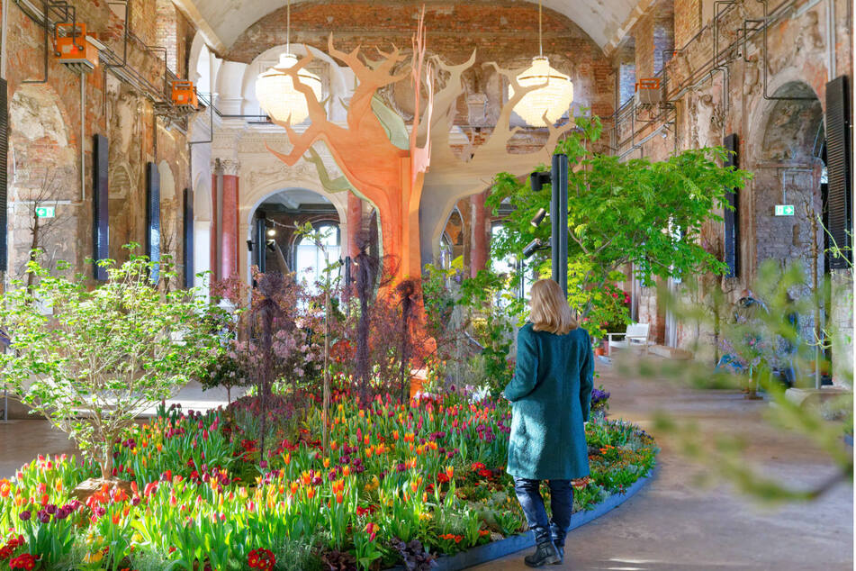 Im Palaissaal im Obergeschoss teilte eine große Baumskulptur die Bepflanzung in Farbreiche.