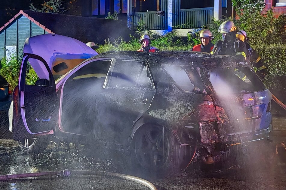 Ein Mercedes Benz GLE brannte in Hamburg-Neuallermöhe vollständig aus.