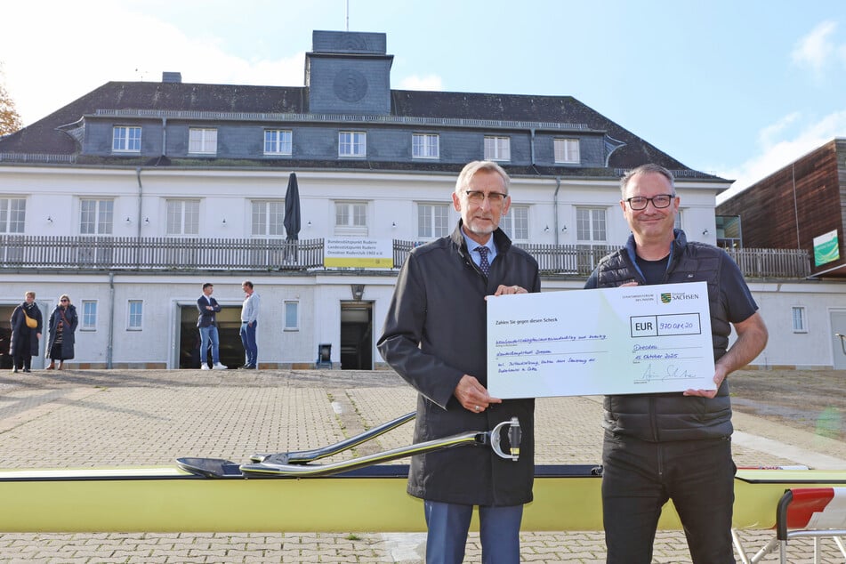 Sachsens Sport- und Innenminister Armin Schuster (64, l.) übergab am Mittwoch Sportbürgermeister Jan Donhauser (56, CDU) den Scheck.