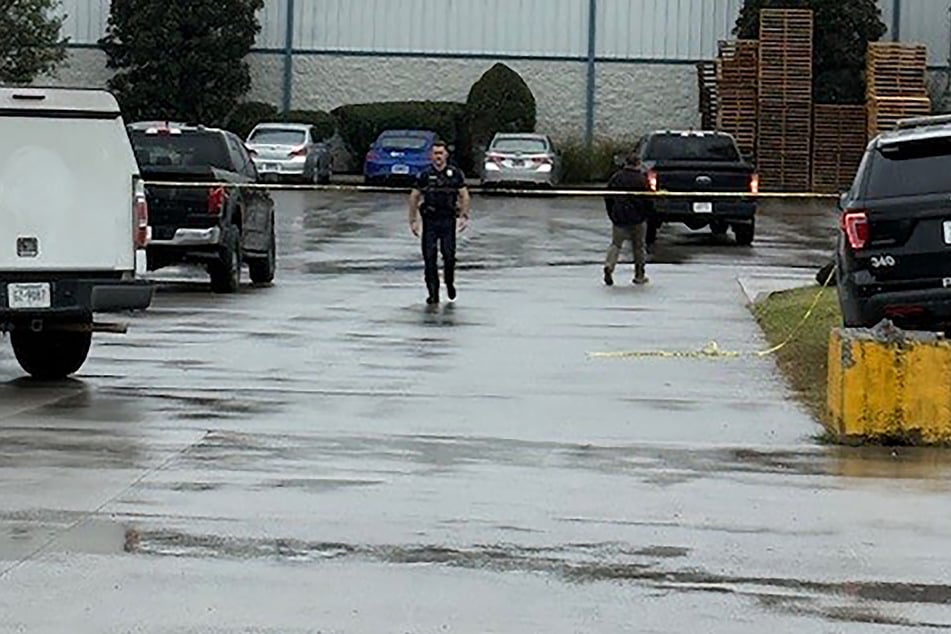 Einsatzkräfte des Cleveland Police Departments sind auf dem Firmengelände von Barku.