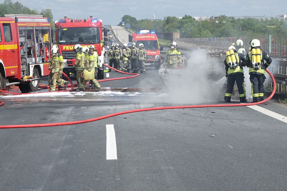 Unfall A4: Renault steht in Flammen: Kilometerlanger Stau auf der A4