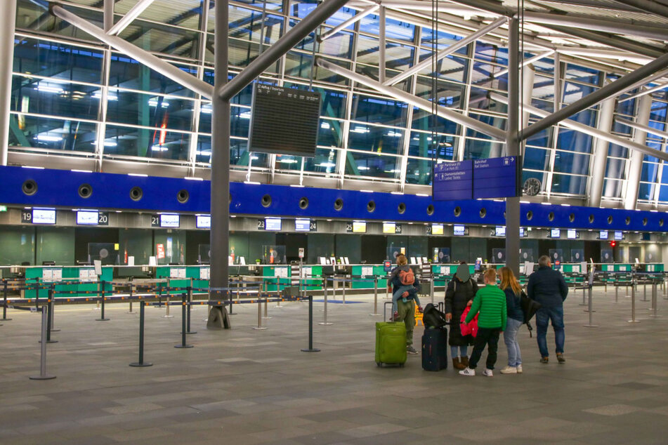 Eine Familie ist am Flughafen Leipzig gestrandet. Der Warnstreik fällt auf den Beginn der Winterferien in Sachsen.