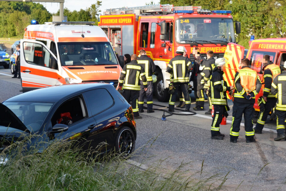 Das Foto zeigt vorne links den schwarzen VW Golf – die Feuerwehr war nach dem Unfall auf der A5 mit zahlreichen Kräften im Einsatz.