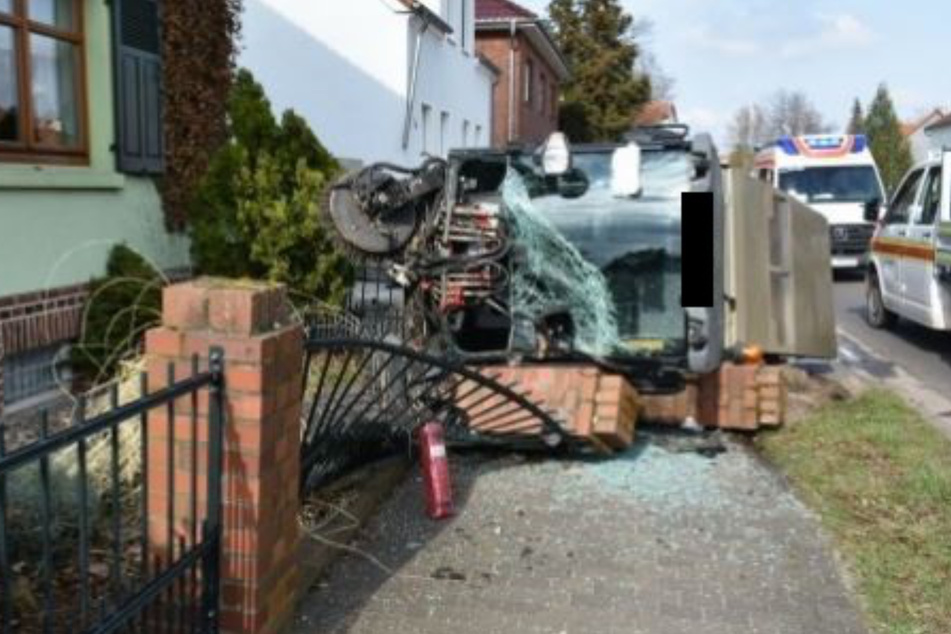 In Elbe-Parey hat eine Kehrmaschine Zäune, zwei Wohnhäuser und drei Autos beschädigt.