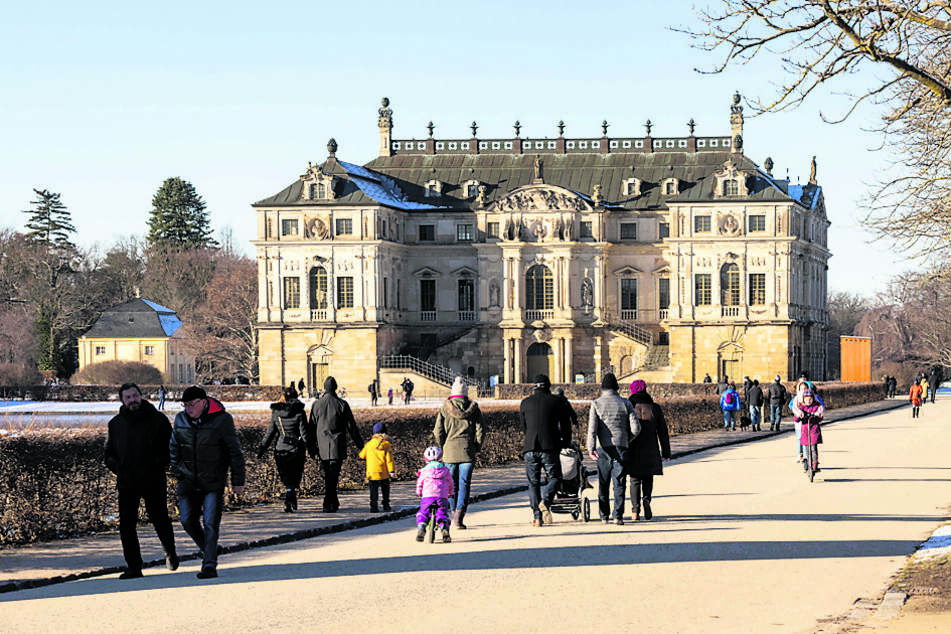 Mnoho Drážďanů využilo mrazivého slunečného vánočního počasí k procházce.