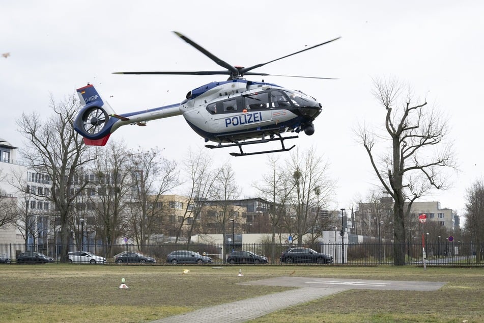 Ein Polizeihubschrauber rückte zu einer Auseinandersetzung in einem Asylantenheim aus. (Symbolfoto)