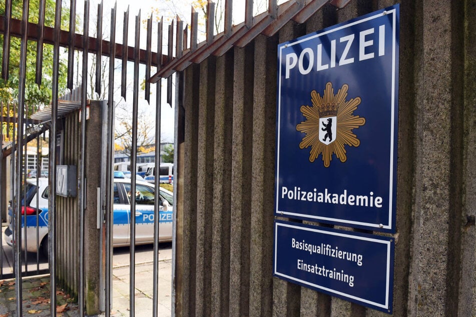 Der Wachdienst-Azubi soll sich in der Nähe der Polizeiakademie in Spandau diskriminierend über die Herkunft des anderen Mannes geäußert haben. (Archivfoto)