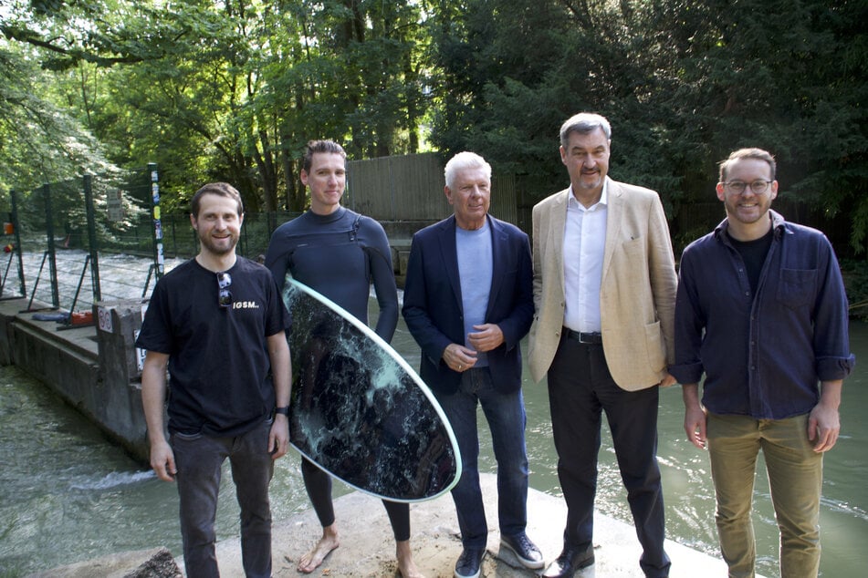 Ministerpräsident Markus Söder (58, CSU, 2.v.r.) und Oberbürgermeister Dieter Reiter (67, SPD, 3.v.r.) informierten sich bei den Surfern an der Dianabadschwelle