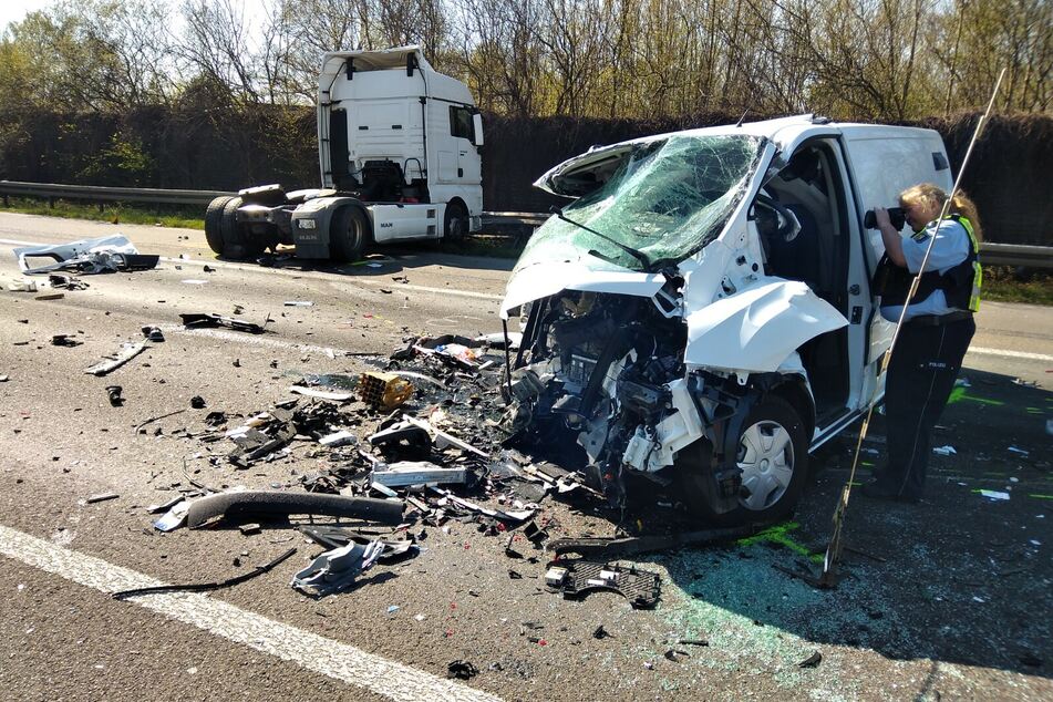 Die Feuerwehr befreite den schwerverletzten Fahrer aus dem Kleintransporter.