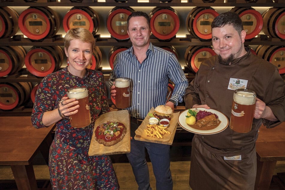 Marketingchefin Viktoria Franke (38, v.l.), Braumeister Holger Stark (52) und Wirt Benjamin Hamm (35) empfangen wieder Gäste im Brauhaus am Waldschlösschen.